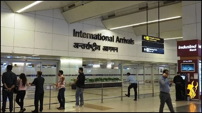 दिल्ली IGI एयरपोर्ट पर बड़ी कार्रवाई: डोर स्प्रिंग में छिपाकर लाया जा रहा 4.03 करोड़ का सोना जब्त