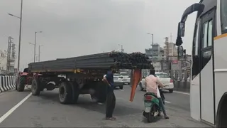 Gurugram: Sohna Elevated Road पर ओवरलोडेड ट्रैक्टर ने बढ़ाई मुश्किलें, बड़ा हादसा टला
