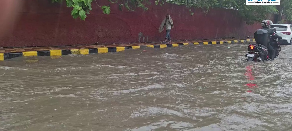 Delhi Rains: भारी बारिश से दिल्ली-NCR बेहाल, कई इलाकों में जलभराव और भारी ट्रैफिक जाम