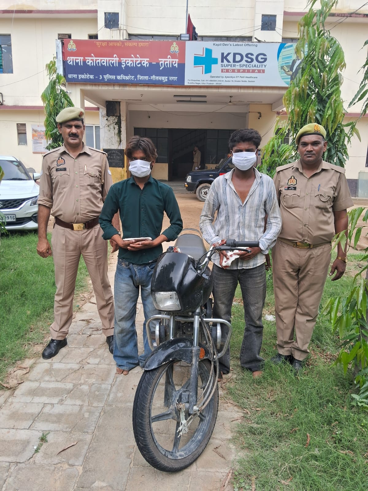 Noida Crime: पुलिस ने 6 बदमाशों को पकड़ा, अवैध हथियार और गांजा बरामद