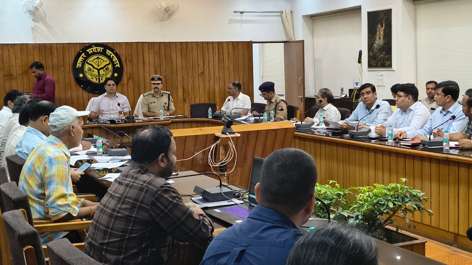मेरठ कमिश्नर और DIG ने उद्योग बंधु बैठक में सुनी कारोबारियों की समस्याएं, कारीगरों द्वारा सोना लेकर भागने पर हुई कड़ी चर्चा