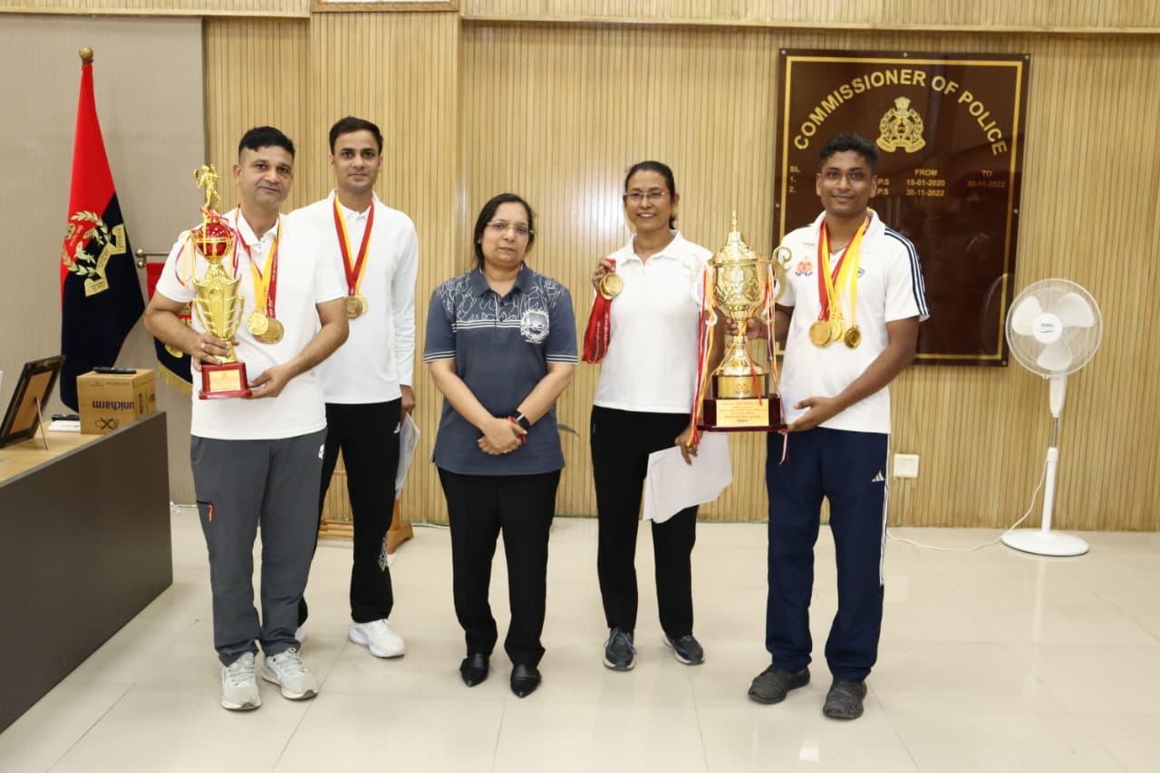 नोएडा पुलिस कमिश्नर लक्ष्मी सिंह ने बैडमिंटन और योग में मेडल जीतने वाले पुलिसकर्मियों को किया सम्मानित