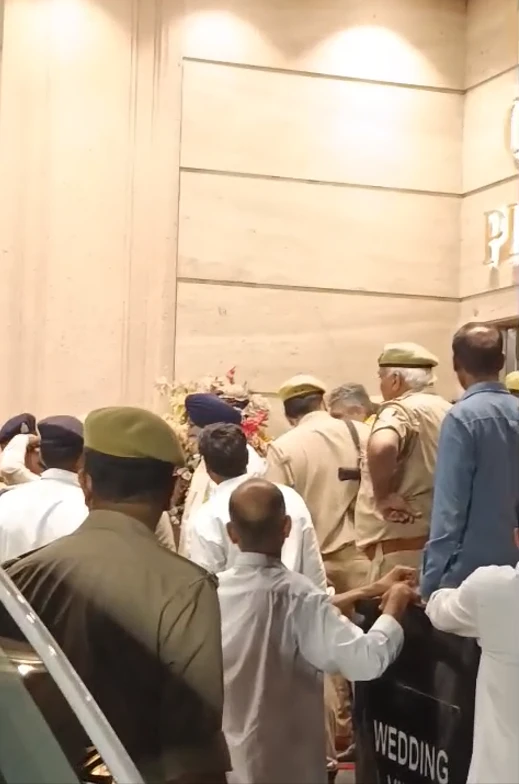 नोएडा के सेक्टर-51 बैंक्वेट हॉल में धंसी लिफ्ट, ट्रेडर्स इवेंट के दौरान मची भगदड़; 3 पर केस दर्ज