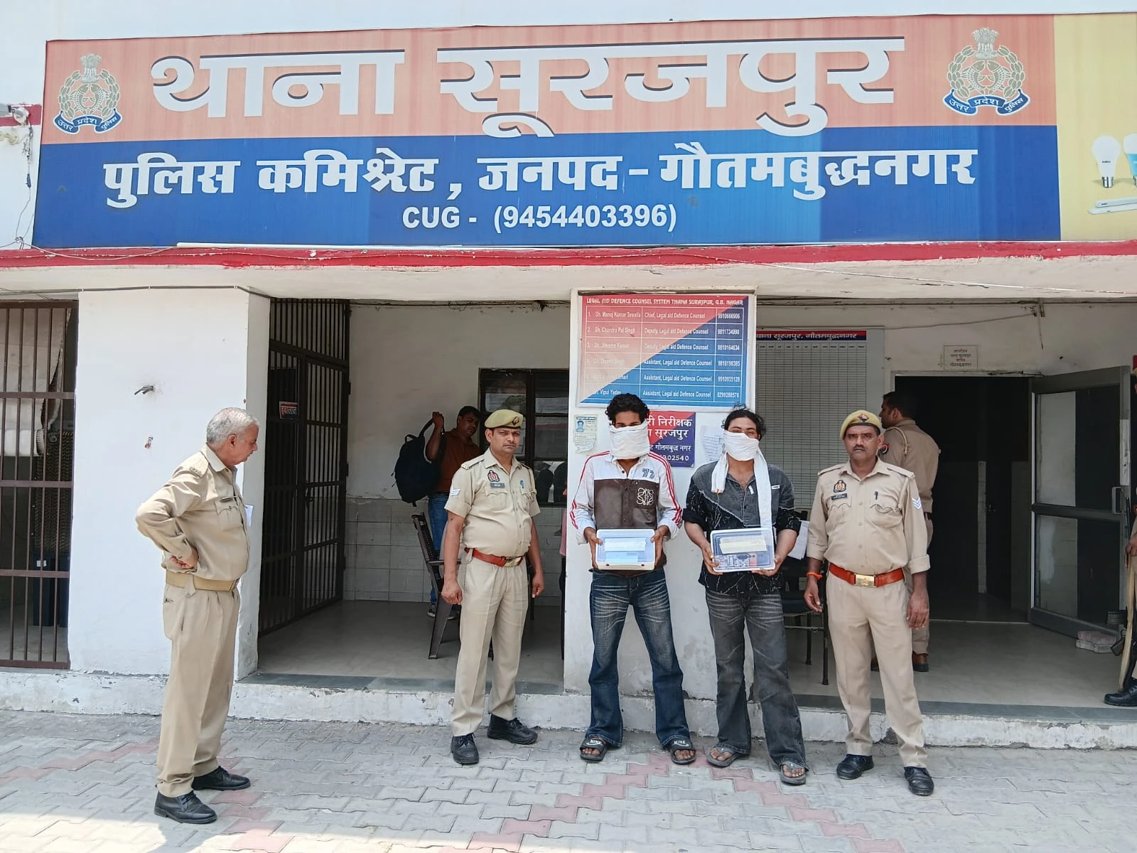 Noida Crime News: सूरजपुर पुलिस ने दो मोबाइल चोरों को किया गिरफ्तार, 12 फोन और मोटरसाइकिल बरामद