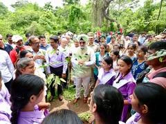 Delhi LG Sandhu ने Kamla Nehru Ridge में की Mega Plantation Drive की शुरुआत, Youth-Led Green Movement पर दिया जोर