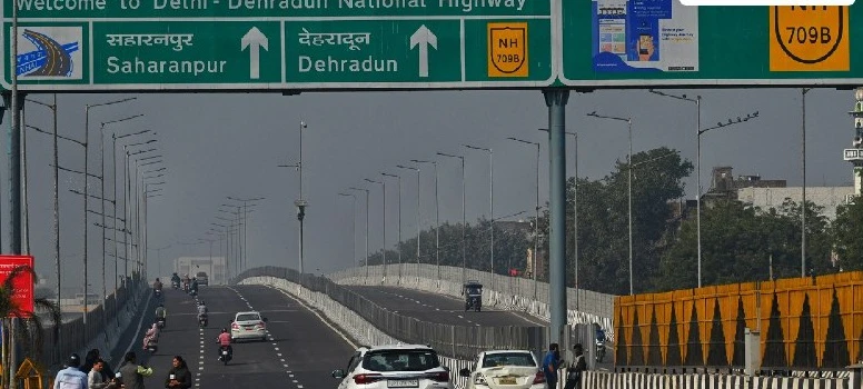 Delhi-Dehradun Expressway Speed Limits Revised: दिल्ली सेक्शन में कारों और भारी वाहनों की स्पीड लिमिट बदली