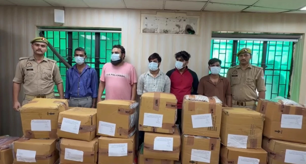Noida में Flipkart और Amazon का सामान चोरी करने वाले गैंग का भंडाफोड़, 75 लाख का सामान बरामद और 5 गिरफ्तार