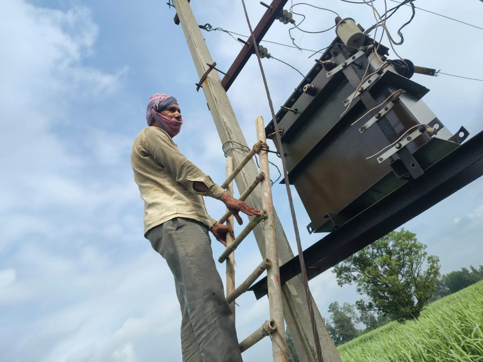 Morna News: मोरना के भोकरहेड़ी में ट्यूवेल ट्रांसफार्मर चोरी की कोशिश से किसानों में भारी गुस्सा
