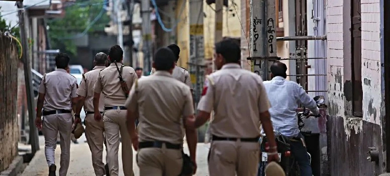 Delhi News: कंझावला रोड पर डीटीसी बस की चपेट में आने से 60 वर्षीय महिला की दर्दनाक मौत, ड्राइवर गिरफ्तार