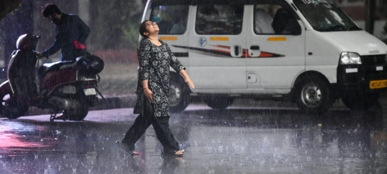 Delhi Weather Update: 8 अगस्त तक हल्की से मध्यम बारिश और हाई ह्यूमिडिटी का अलर्ट जारी