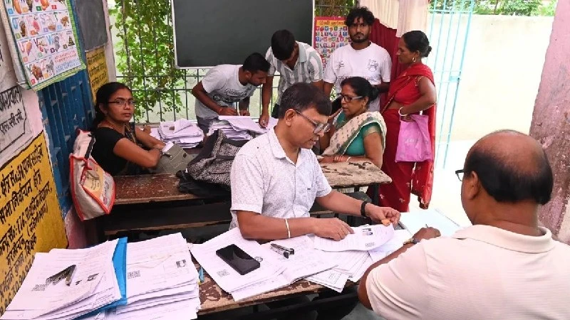 दिल्ली में वोटर लिस्ट वेरिफिकेशन में आ रही बड़ी मुश्किलें, 60% डिजिटलाइजेशन पूरा