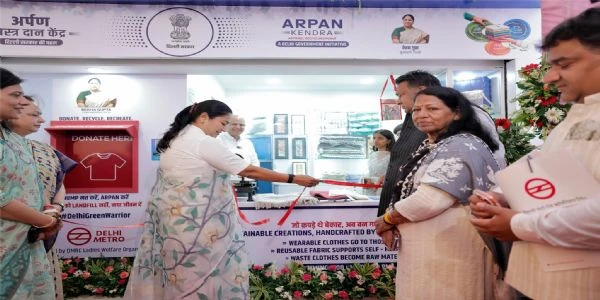 CM Rekha Gupta ने Delhi Metro में पुराने कपड़ों के लिए 'Arpan Kendra' किया लॉन्च