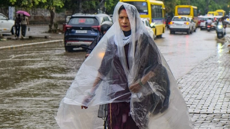 गुरुग्राम में भारी बारिश से जलभराव और भारी ट्रैफिक जाम, IMD ने जारी किया येलो अलर्ट
