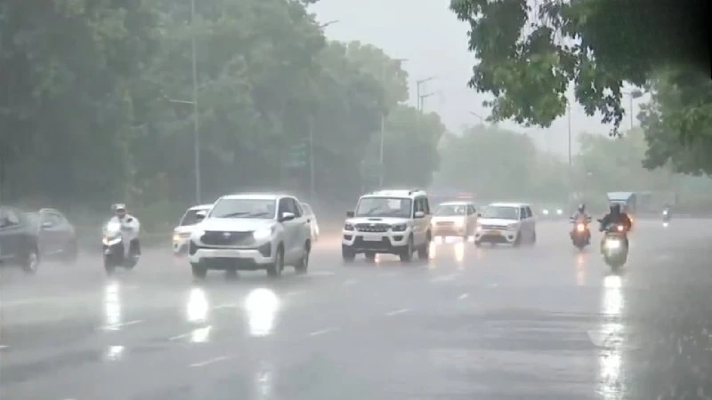 भारी बारिश का दौर: Delhi-NCR में IMD का Orange और Yellow Alert जारी, जानें ताजा अपडेट