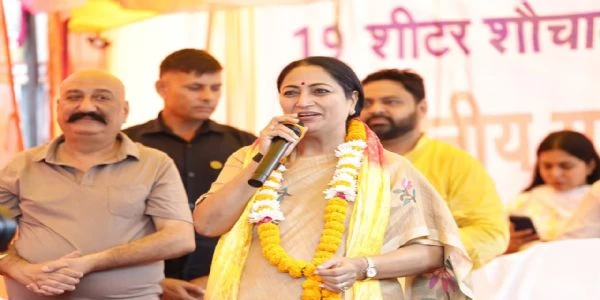 दिल्ली सीएम रेखा गुप्ता ने पीतमपुरा झुग्गी में नए कम्युनिटी टॉइलट का किया उद्घाटन