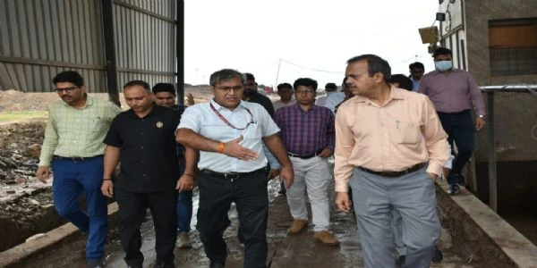 ओखला लैंडफिल साइट पर कमिश्नर संजीव खिरवार का दौरा, कचरा हटाने के काम में तेजी लाने के दिए निर्देश