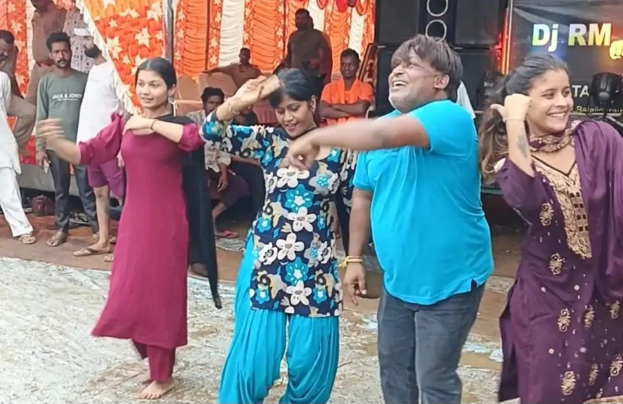 खतौली पुलिस के कांवड़ शिविर में गायिका फरमानी नाज़ के भजनों पर झूमे शिवभक्त