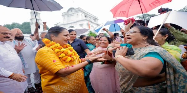 दिल्ली विधानसभा परिसर में महिलाओं ने सीएम रेखा गुप्ता का किया स्वागत, 'दिल्ली Lakshmi Yojana' की सराहना की