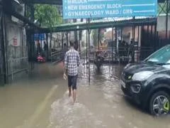 भारी बारिश से दिल्ली-NCR बेहाल: सफदरजंग अस्पताल डूबा और लगा भयंकर ट्रैफिक जाम