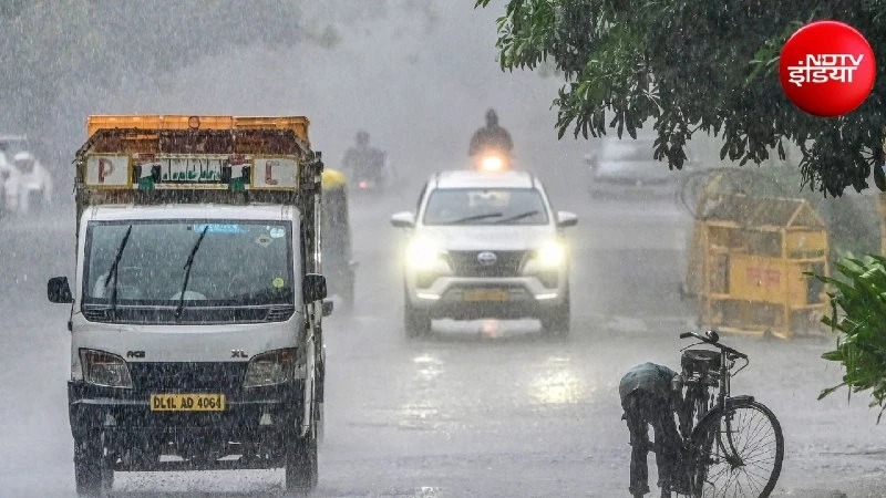 दिल्ली-NCR में भारी बारिश से रेड अलर्ट जारी, जलभराव और ट्रैफिक जाम से लोग परेशान
