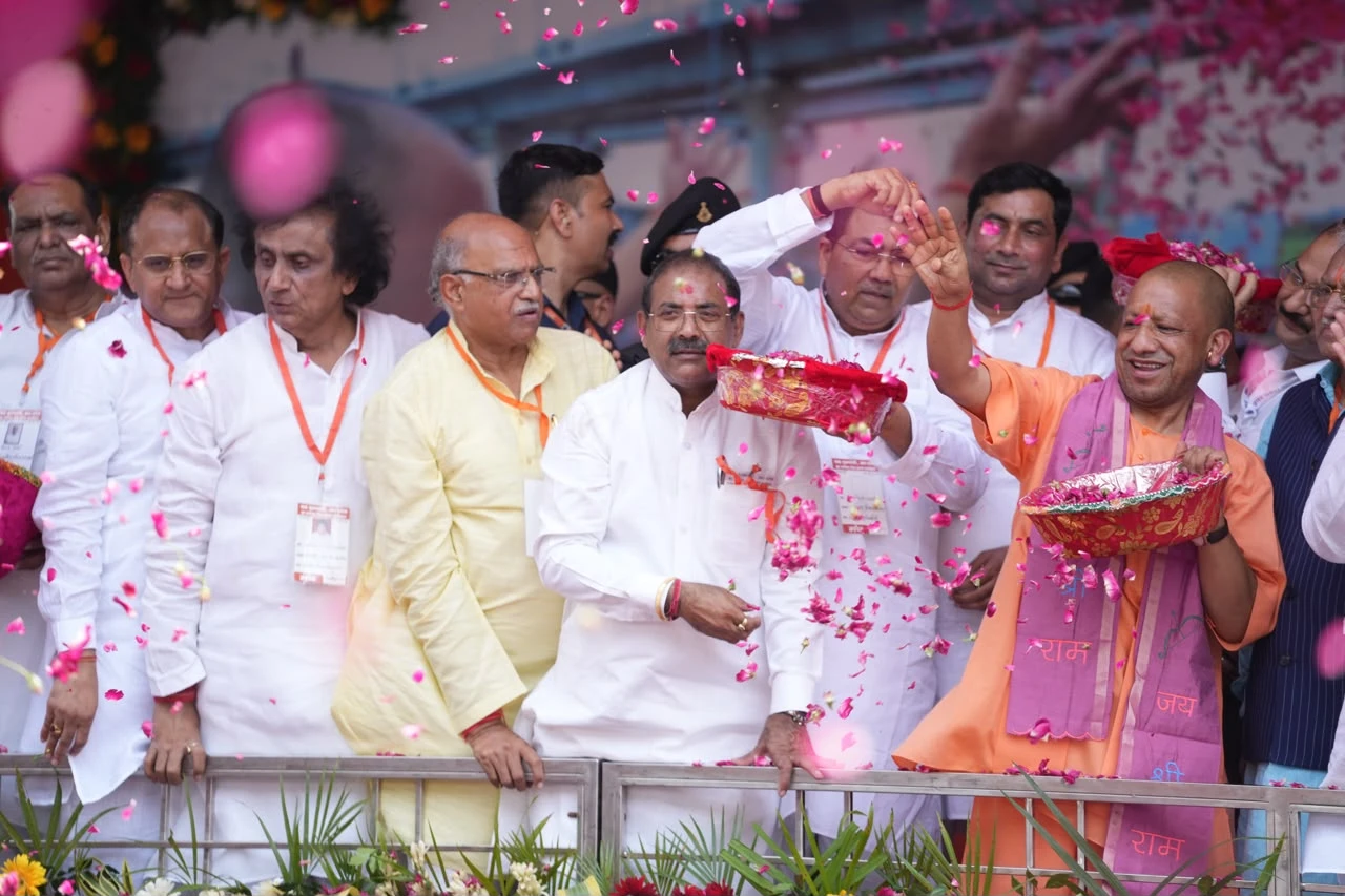 सीएम योगी ने मेरठ में कांवड़ यात्रियों पर की पुष्पवर्षा, पश्चिमी यूपी में गूंजा हर-हर बम-बम