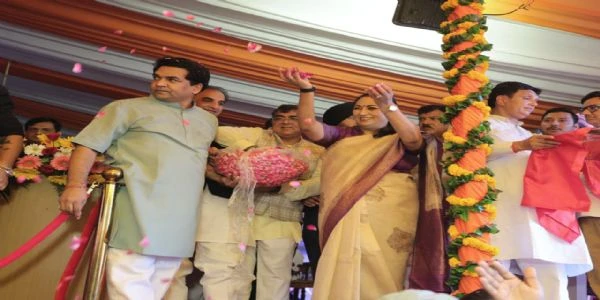 Delhi CM Rekha Gupta ने Apsara Border पर फूलों से किया Kanwariyas का स्वागत, Camp arrangements का लिया जायजा