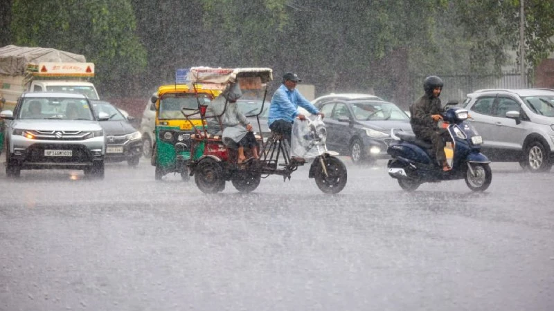 दिल्ली और गुरुग्राम में भारी बारिश से भयंकर जलभराव, IMD का रेड अलर्ट जारी