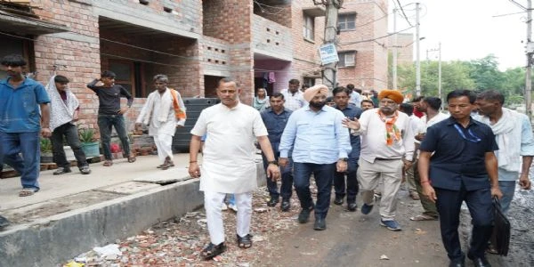 बवाना के लाल फ्लैट्स में मंत्रियों का दौरा, नागरिक सुविधाओं और समस्याओं का लिया जायजा