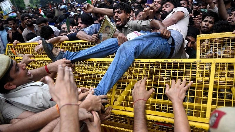 दिल्ली के छात्रों का बड़ा आरोप: प्रदर्शनों के बाद भी देशभर में हो रही है पुलिस प्रताड़ना और निगरानी