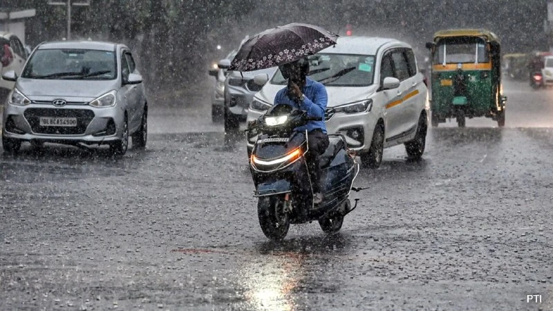 Delhi Weather Update: बादलों के बीच दिल्ली में तापमान 35.3°C दर्ज, भारी ह्यूमिडिटी और बारिश का दौर जारी