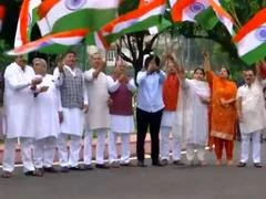 स्वतंत्रता दिवस से पहले दिल्ली विधानसभा परिसर में मंत्रियों और विधायकों ने निकाली तिरंगा यात्रा