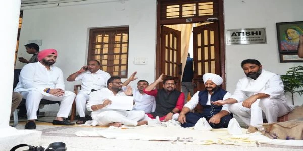 AAP का दिल्ली विधानसभा परिसर में बड़ा विरोध प्रदर्शन, कथित राइस स्कैम पर मंत्री को हटाने की मांग