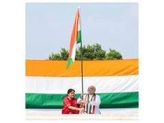 Har Ghar Tiranga: केंद्रीय गृह मंत्री अमित Shah ने Delhi स्थित आवास पर फहराया तिरंगा, देश में अभियान शुरू