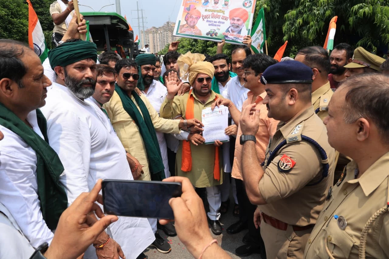 नोएडा और ग्रेटर नोएडा में किसानों ने निकाली तिरंगा यात्रा, अधिकारियों को सौंपे ज्ञापन
