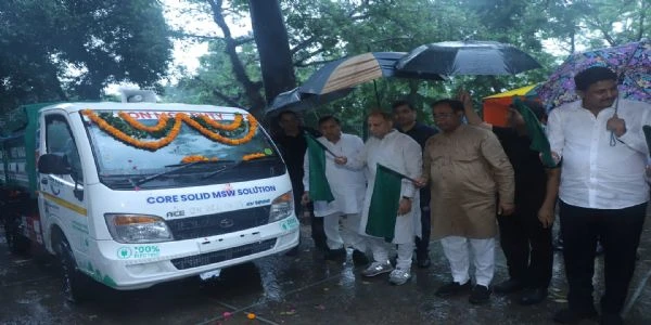 दिल्ली सफाई व्यवस्था मजबूत: Mayor Pravesh Wahi ने हरी झंडी दिखाकर रवाना किए 35 Electric Auto-Tippers