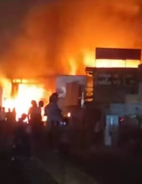 ग्रेटर नोएडा के शाहबेरी फर्नीचर मार्केट में लगी भीषण आग, एक मजदूर की मौत और दूसरा गंभीर
