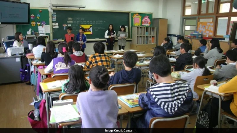 Noida News: स्कूलों में स्मार्ट बोर्ड का इस्तेमाल सीमित, बच्चों की सेहत को लेकर प्रशासन का बड़ा आदेश