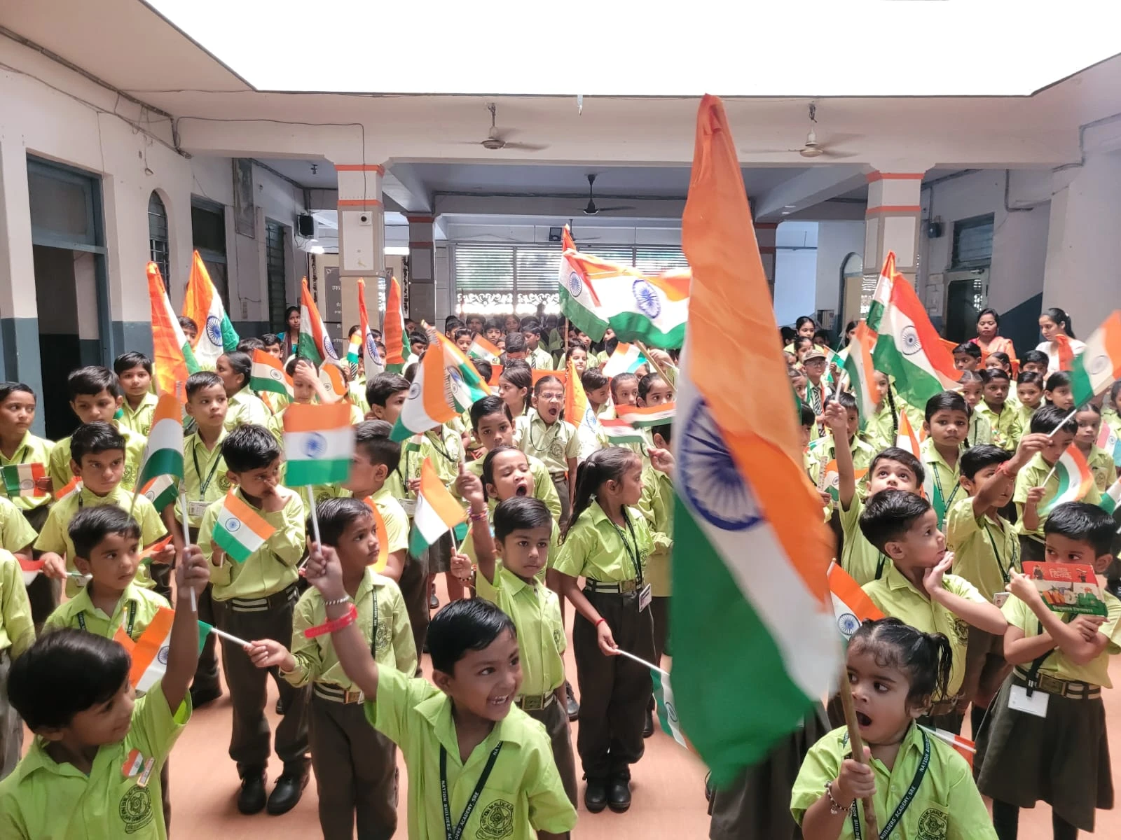 सहारनपुर में नेशन बिल्डर्स एकेडमी और मोक्षायतन योग संस्थान ने निकाली तिरंगा रैली, फोन पर 'वंदे मातरम' बोलने का संकल्प