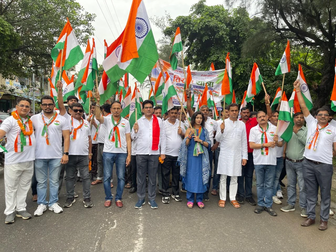 ग्रेटर नोएडा में उद्योग विहार से सूरजपुर तक निकली भव्य तिरंगा यात्रा, गूंजे देशभक्ति के नारे