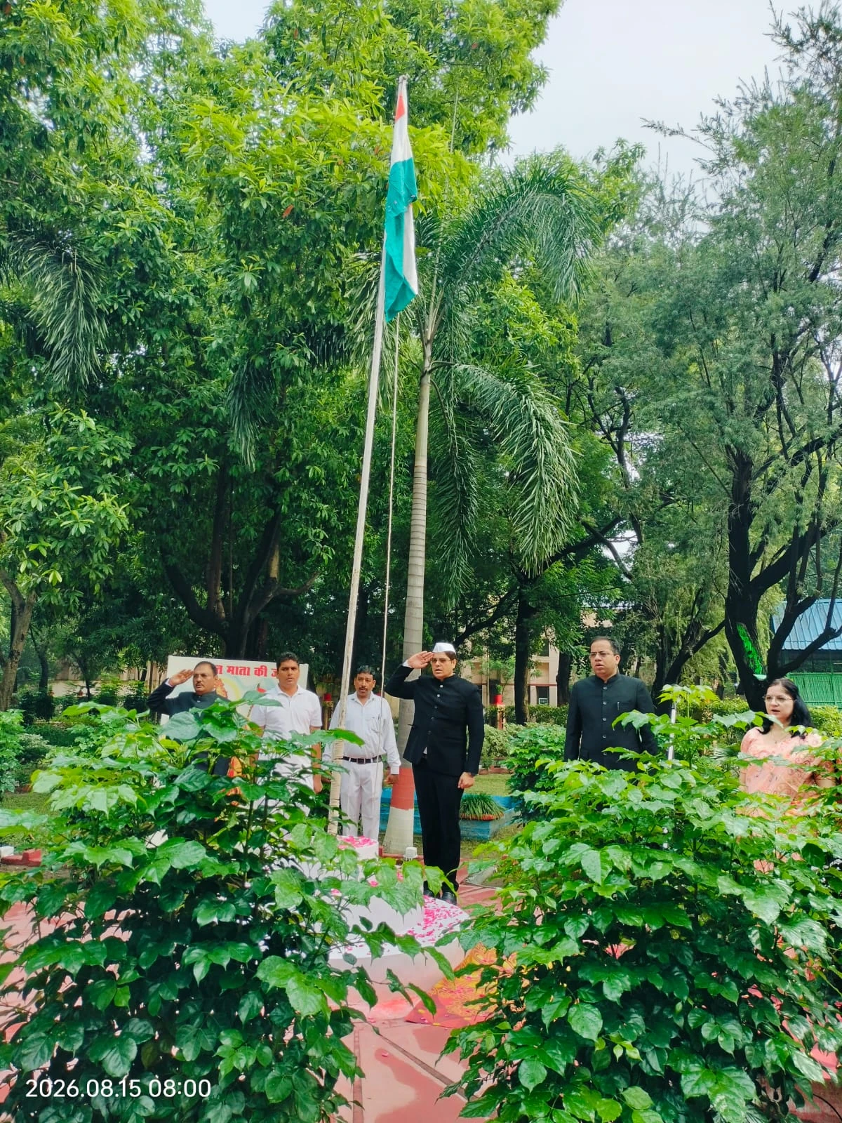 स्वतंत्रता दिवस पर मेरठ कमिश्नरी में आयुक्त भानु चन्द्र गोस्वामी ने किया ध्वजारोहण, बलिदानियों को किया नमन