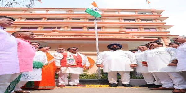हर्ष मल्होत्रा ने फहराया तिरंगा, प्रधानमंत्री मोदी के विकास विजन की सराहना की
