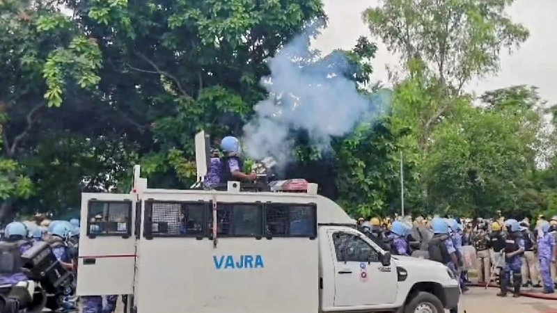 चंडीगढ़ में Qaumi Insaf Morcha का जोरदार प्रदर्शन, पुलिस ने छोड़े आंसू गैस के गोले और वाटर कैノン