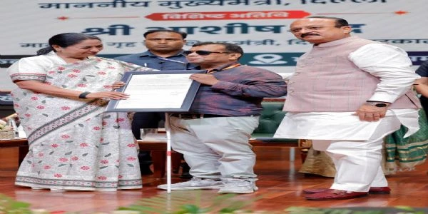 दिल्ली की मुख्यमंत्री रेखा गुप्ता ने 1,368 नए शिक्षकों को सौंपे नियुक्ति पत्र, भारत मंडपम में हुआ भव्य कार्यक्रम