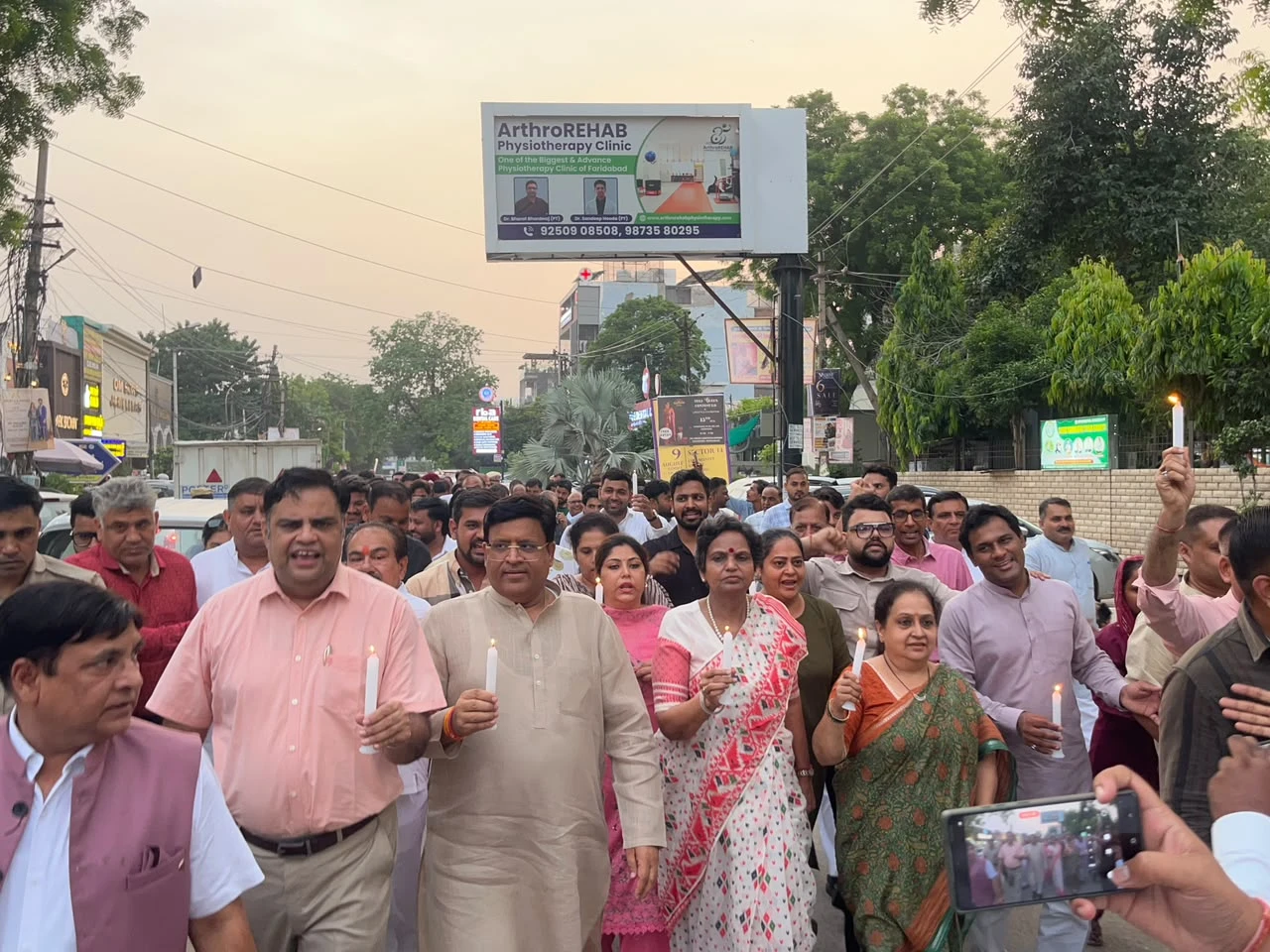वंदे मातरम् के अपमान पर कांग्रेस सार्वजनिक माफी मांगे, फरीदाबाद में भाजपा का कैंडल मार्च