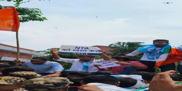NTA मुख्यालय के बाहर NSUI का बड़ा विरोध प्रदर्शन, UGC-NET परीक्षा में धांधली पर एजेंसी को भंग करने की मांग