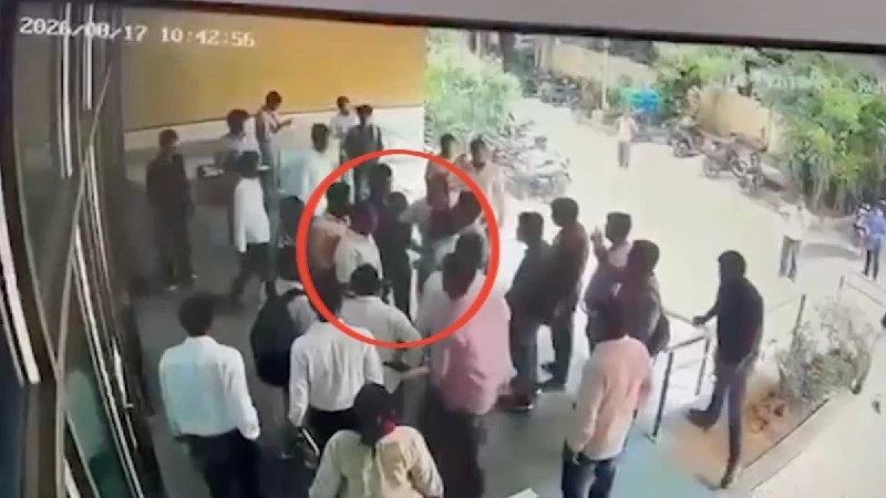 Delhi University में PhD छात्र सस्पेंड, उमंग भवन में प्रोफेसर को थप्पड़ मारने पर बड़ी कार्रवाई