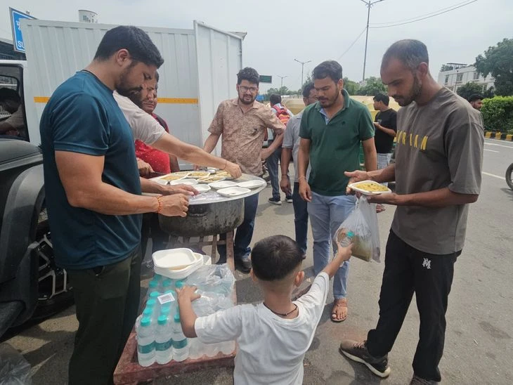 AIIMS Delhi में स्यालदे के स्वयंसेवकों ने 2,000 मरीजों और परिजनों को दी राहत, भीषण गर्मी में बांटा भोजन और पानी