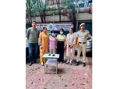 Delhi Police ने Senior Citizen से 1.30 Lakh रुपये की ठगी और चोरी करने वाली दो महिलाओं को किया गिरफ्तार