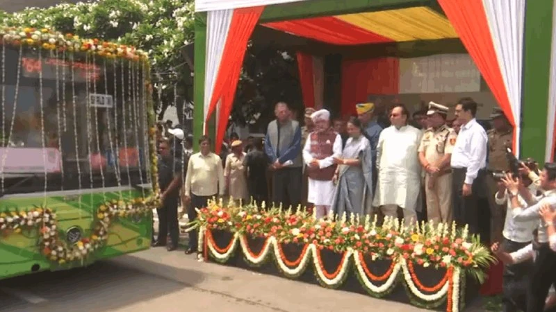 Delhi में 200 नई Electric Buses और Inter-State Services लॉन्च, CM ने दिखाई हरी झंडी