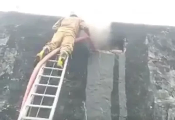 ग्रेटर नोएडा वेस्ट के महावीर प्लाजा जिम में लगी भीषण आग, छत पर फंसे 5 लोग सुरक्षित बाहर निकाले गए